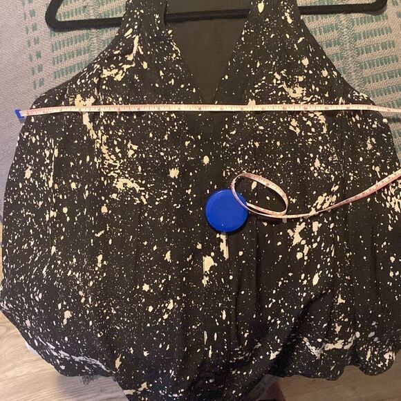 Vera Moda Jeans, Sleeveless Black & White Blouse w/Snaps Down the Front - Picture 8 of 9